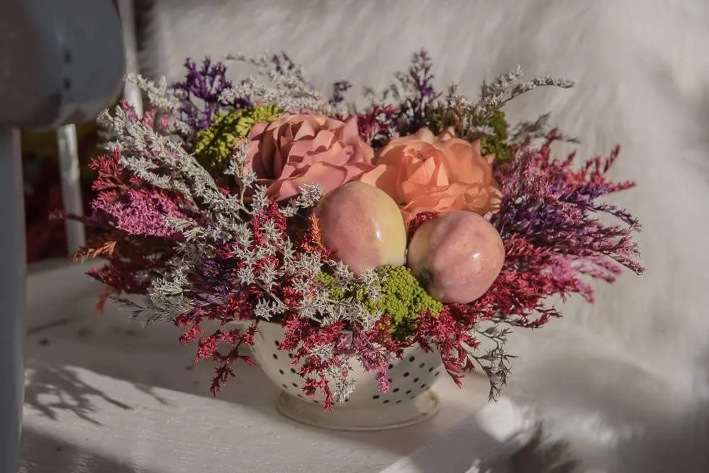 Aranjament floral cu trandafiri și frezii în stil italian