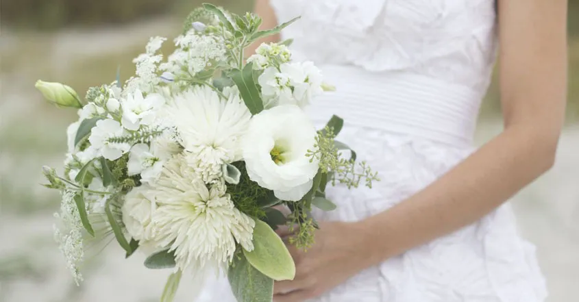 Aranjament floral elegant pentru nuntă cu flori naturale